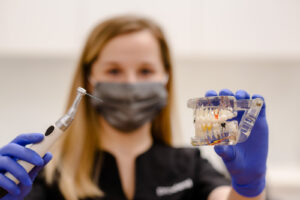 Dr. Dominika Urbanowicz zeigt, wie wir Zahnschmerzen behandeln