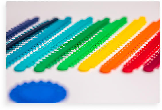 behandling av malokklusjon med tannregulering fargerike elastikker Prodent Gdansk Polen