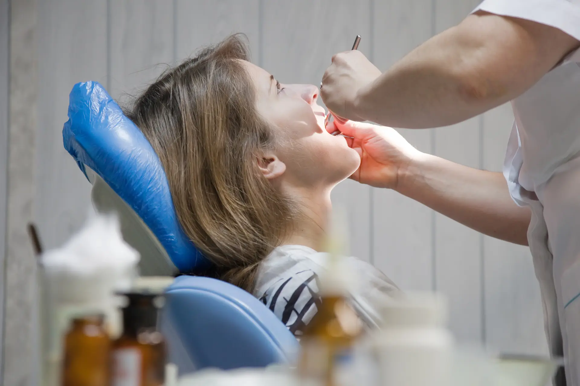 Leczenie parodontozy Gdańsk – pacjentka podczas zabiegu periodontologicznego w klinice stomatologicznej